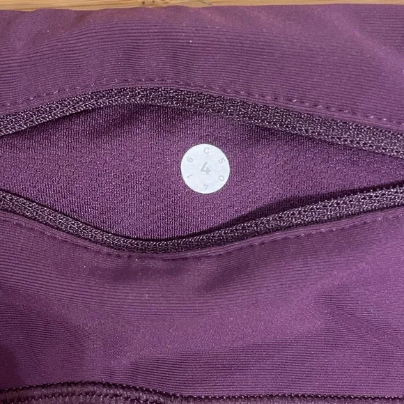 Lululemon Scallop Leggings!!! Size 4! - Picture 9 of 10